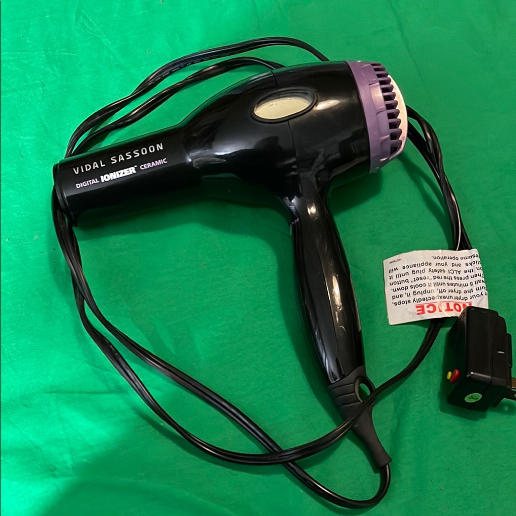 Vidal Sassoon Black And Purple Hair Dryer Used Vidal Sassoon Black And Purple Hair Dryer Used